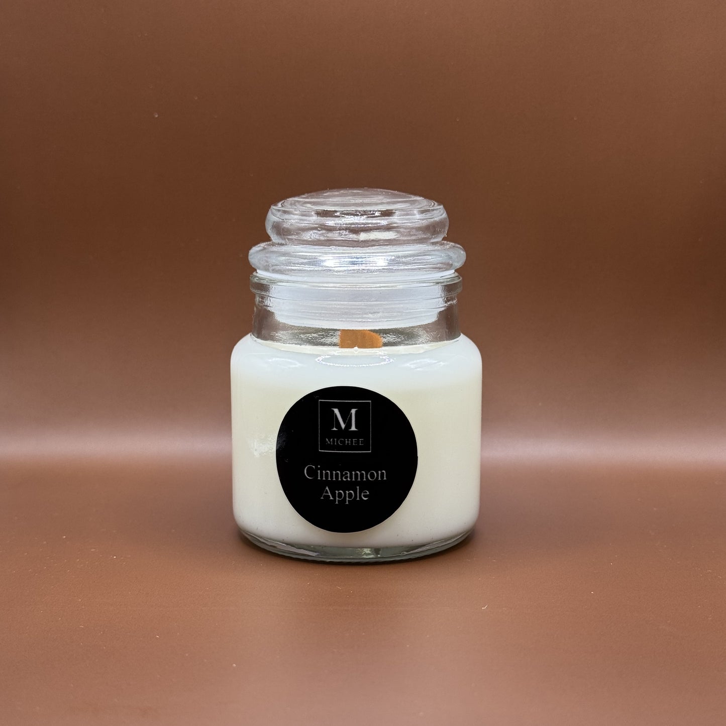 Lumânare parfumată MICHEE Halo Cinnamon Apple, recipient din sticlă transparentă cu capac, ceară de soia, fitil din lemn, măr și scorțișoară