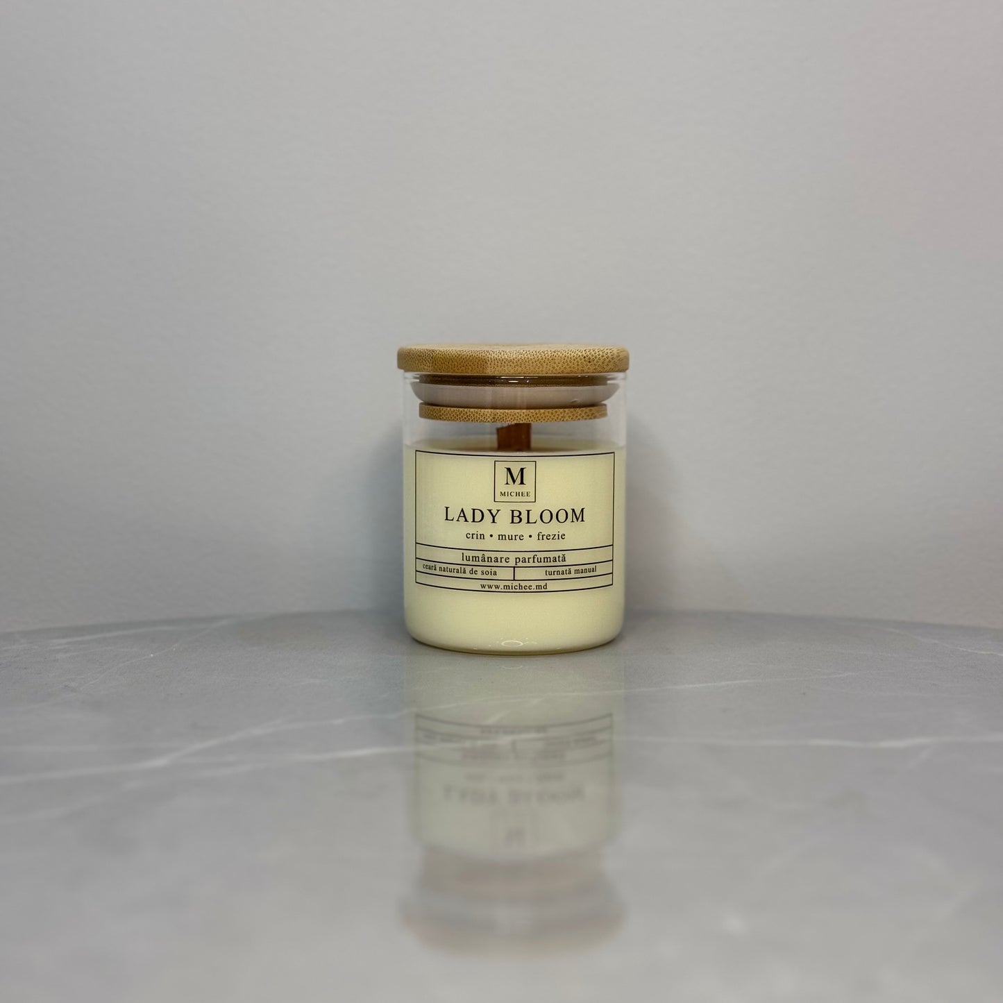 Lumanare parfumata MICHEE Vela Lady Bloom din ceara naturala de soia, cu fitil de lemn si parfum floral de frezie, crin si mure, realizata manual in Republica Moldova, Chisinau