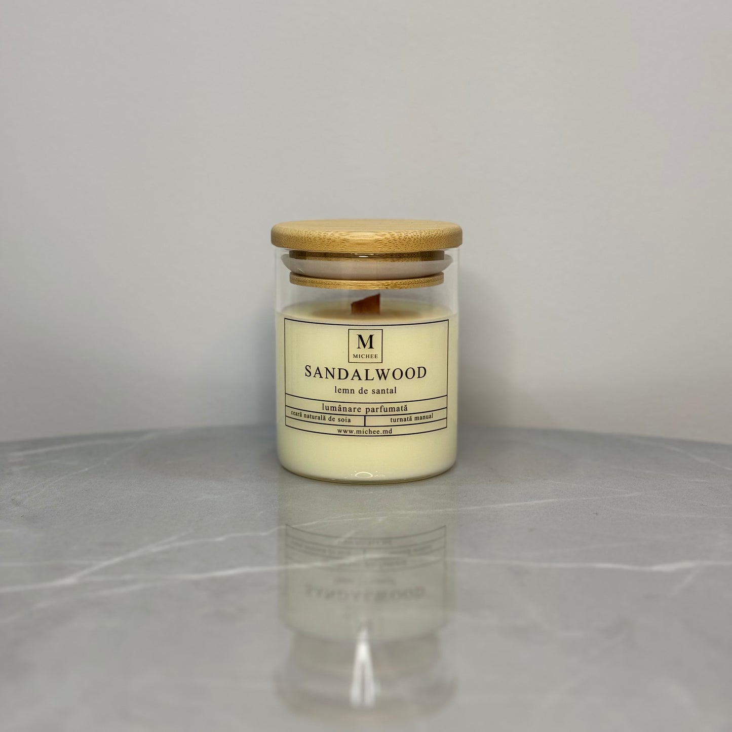 Lumanare parfumata MICHEE Vela Sandalwood din ceara naturala de soia, cu fitil de lemn, aroma lemnoasa de santal si ambra, realizata manual in Republica Moldova, Chisinau