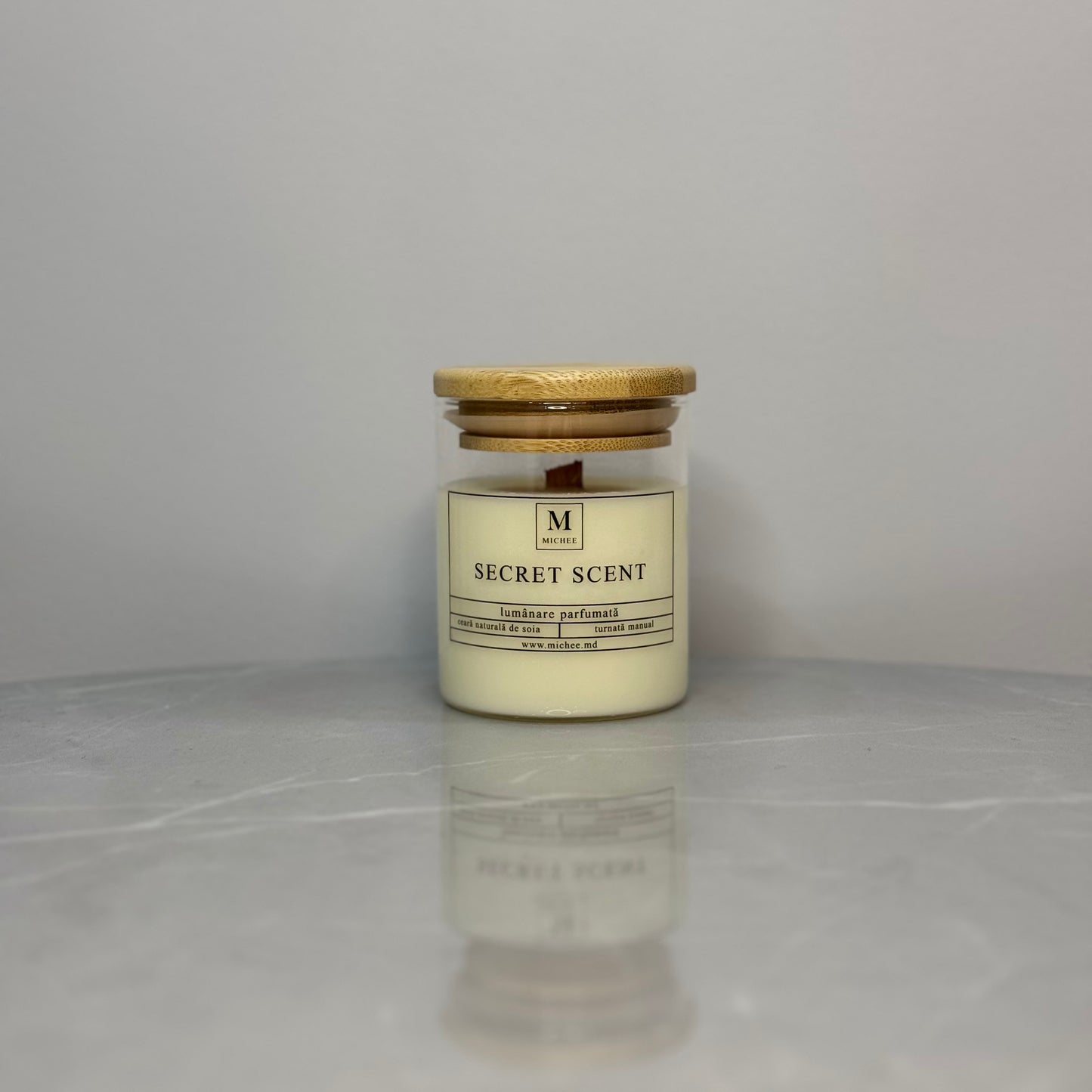 Lumanare parfumata MICHEE Vela Secret Scent din ceara naturala de soia, cu fitil de lemn, aroma misterioasa dulce si masculina, realizata manual in Republica Moldova, Chisinau