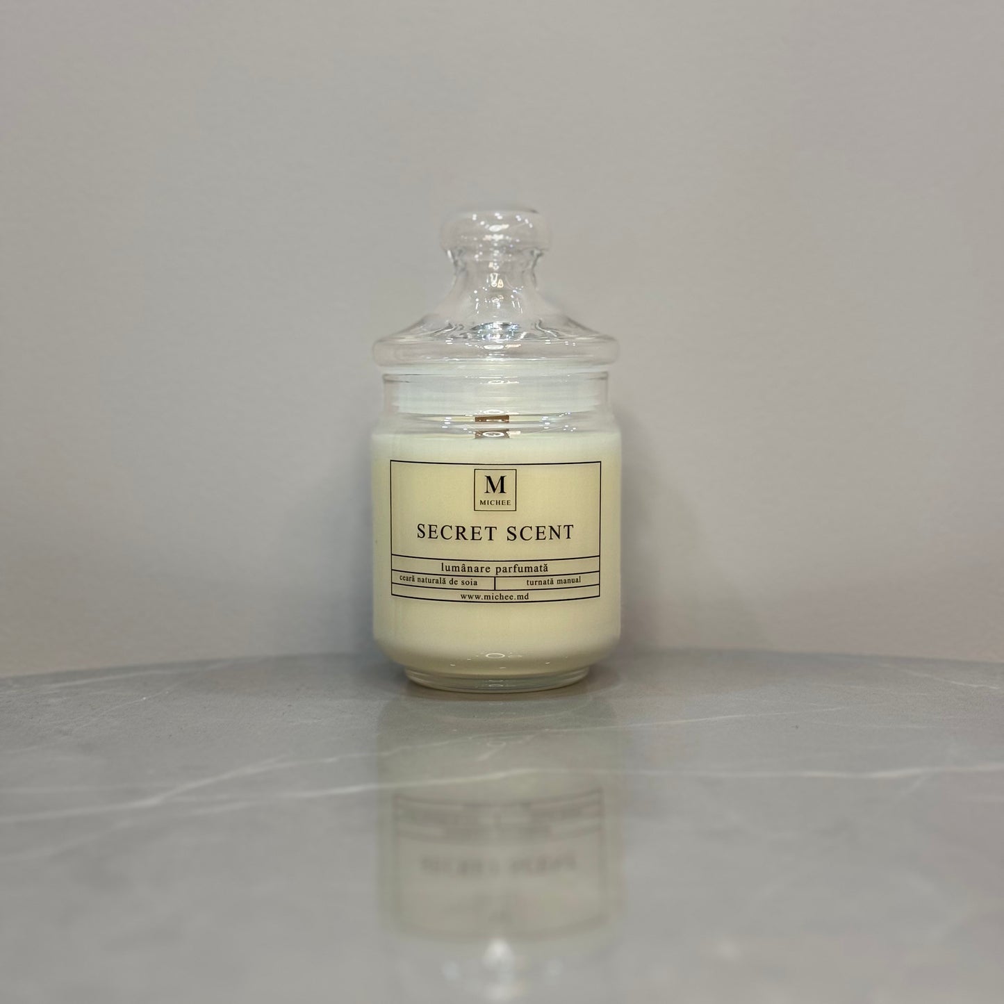 Lumanare parfumata MICHEE Secret Scent Vetro din ceara naturala de soia, cu fitil de lemn si aroma misterioasa dulce-masculina, realizata manual in Republica Moldova, Chisinau