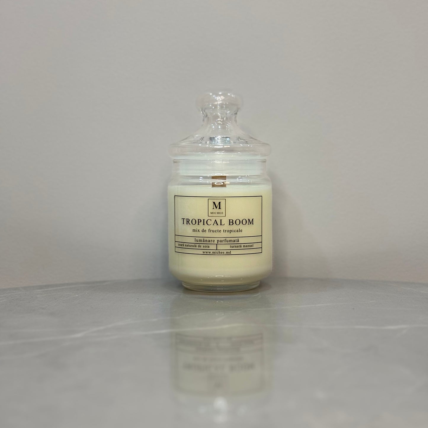 Lumanare parfumata MICHEE Tropical Boom din ceara naturala de soia, cu fitil de lemn si parfum exotic de fructe tropicale, realizata manual in Republica Moldova, Chisinau