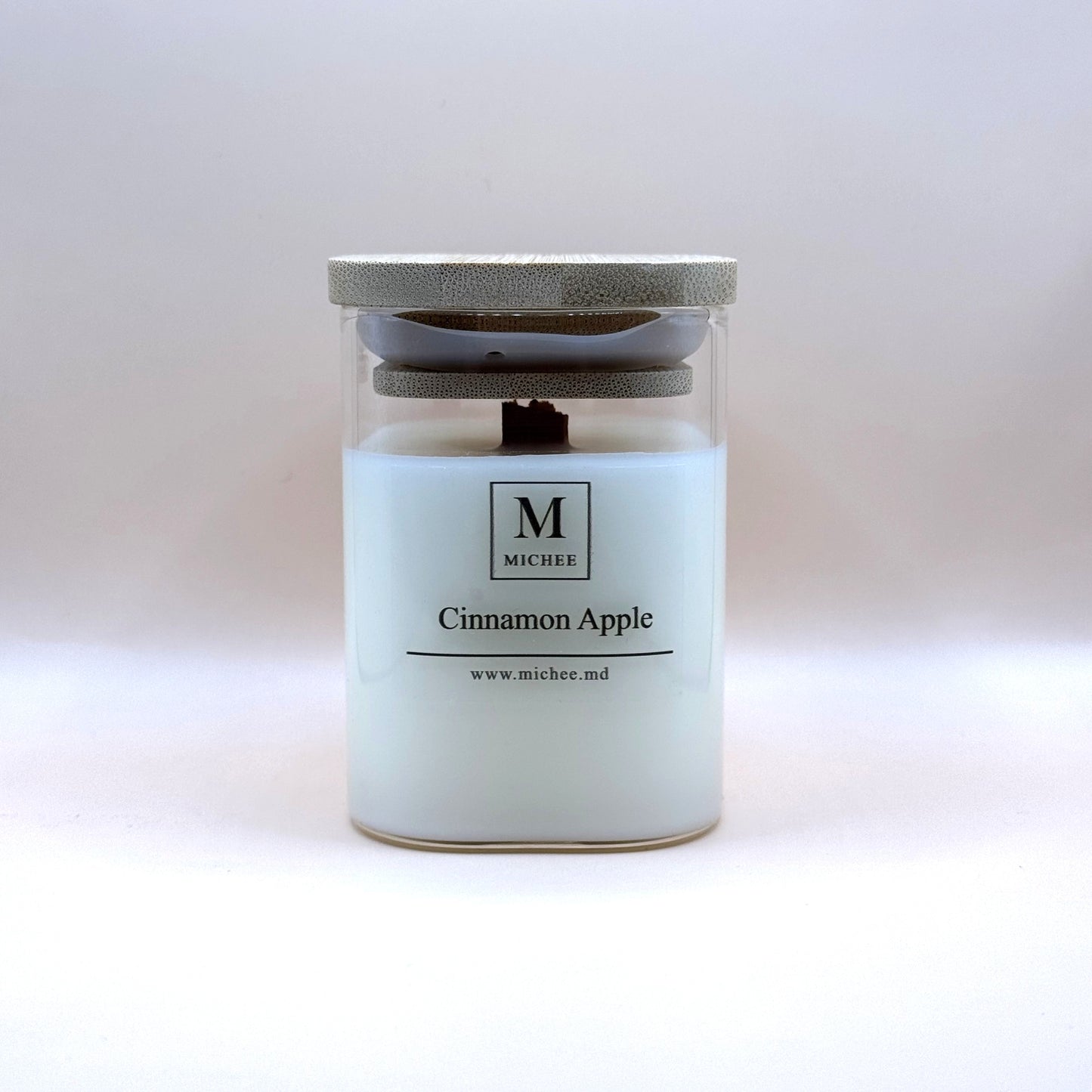 Lumânare parfumată MICHEE Nordic Cinnamon Apple, recipient din sticlă transparentă cu capac, ceară de soia, fitil din lemn, măr și scorțișoară