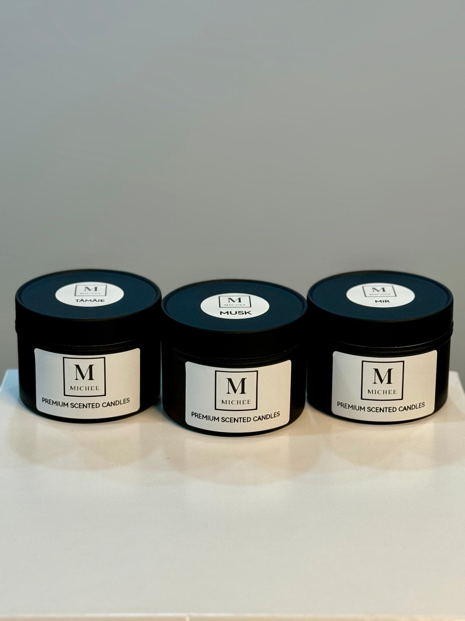 Recipient MICHEE Noir din aluminiu negru mat, potrivit pentru lumanari parfumate din ceara naturala de soia cu fitil de lemn, produs manual in Republica Moldova, Chisinau