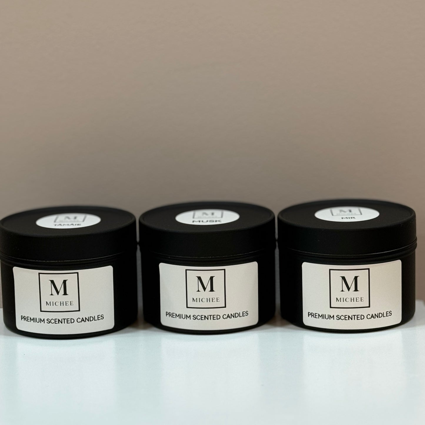 Recipient MICHEE Noir din aluminiu negru mat, potrivit pentru lumanari parfumate din ceara naturala de soia cu fitil de lemn, produs manual in Republica Moldova, Chisinau