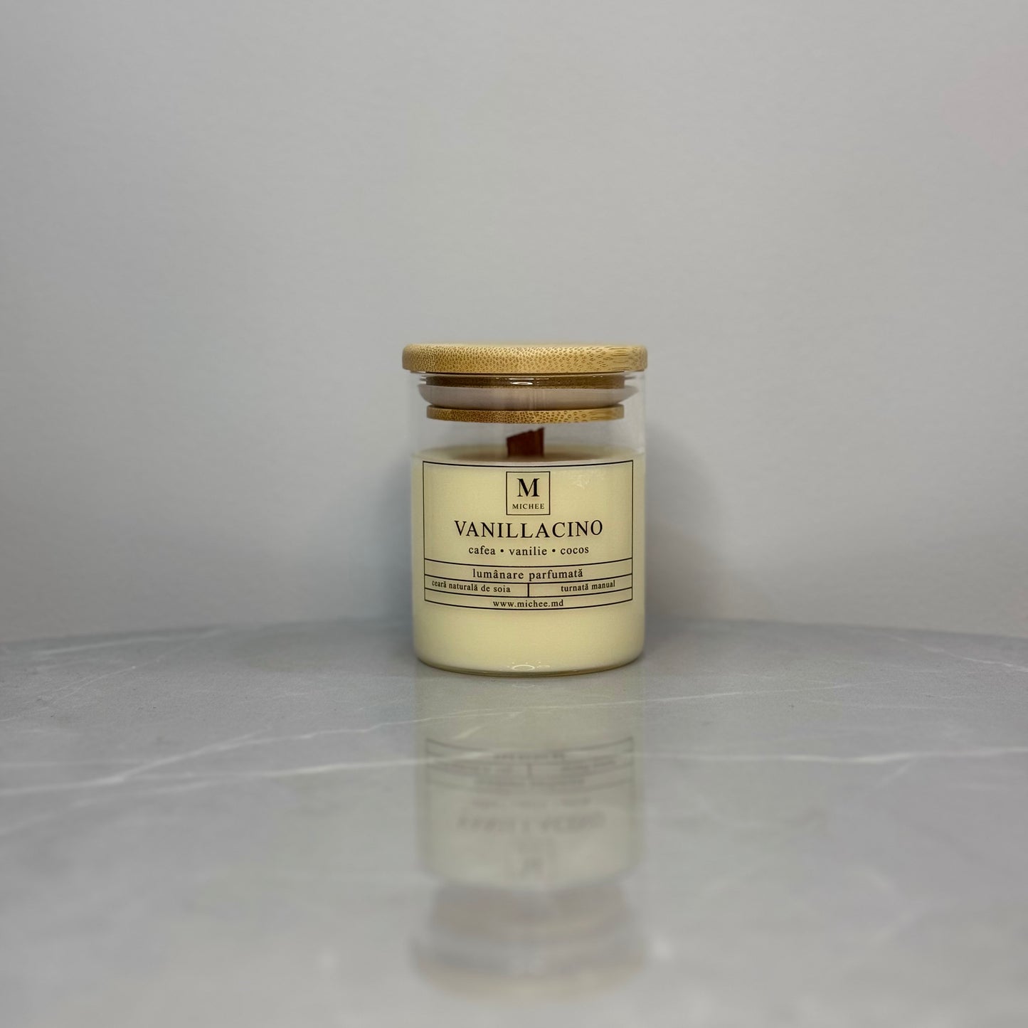 Lumanare parfumata MICHEE Vela Vanillacino din ceara naturala de soia, cu fitil de lemn, parfum de cafea, vanilie si cocos, realizata manual in Republica Moldova, Chisinau