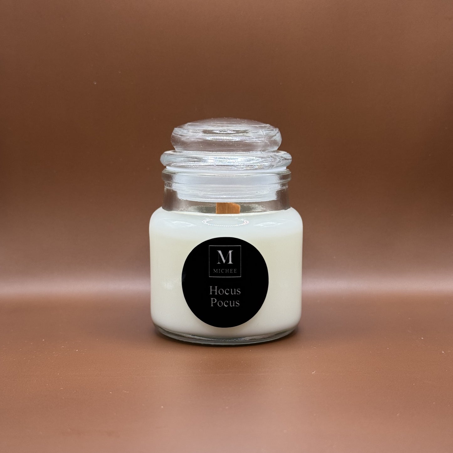 Lumânare parfumată MICHEE Halo Hocus Pocus, recipient din sticlă transparentă cu capac, ceară de soia, fitil din lemn, dovleac, cassia, sirop de arțar