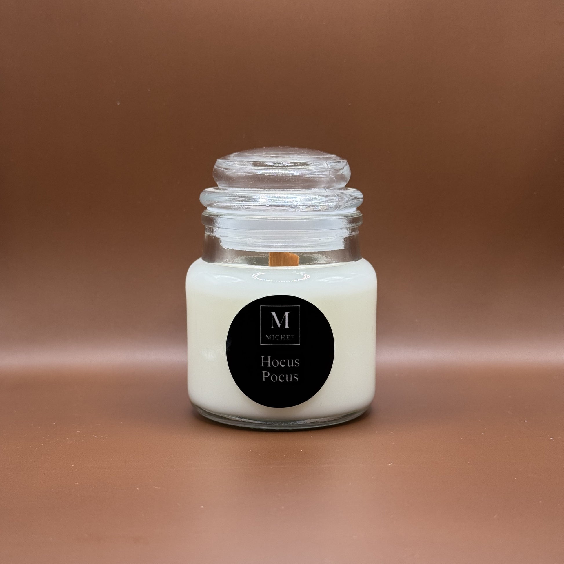 Lumânare parfumată MICHEE Halo Hocus Pocus, recipient din sticlă transparentă cu capac, ceară de soia, fitil din lemn, dovleac, cassia, sirop de arțar