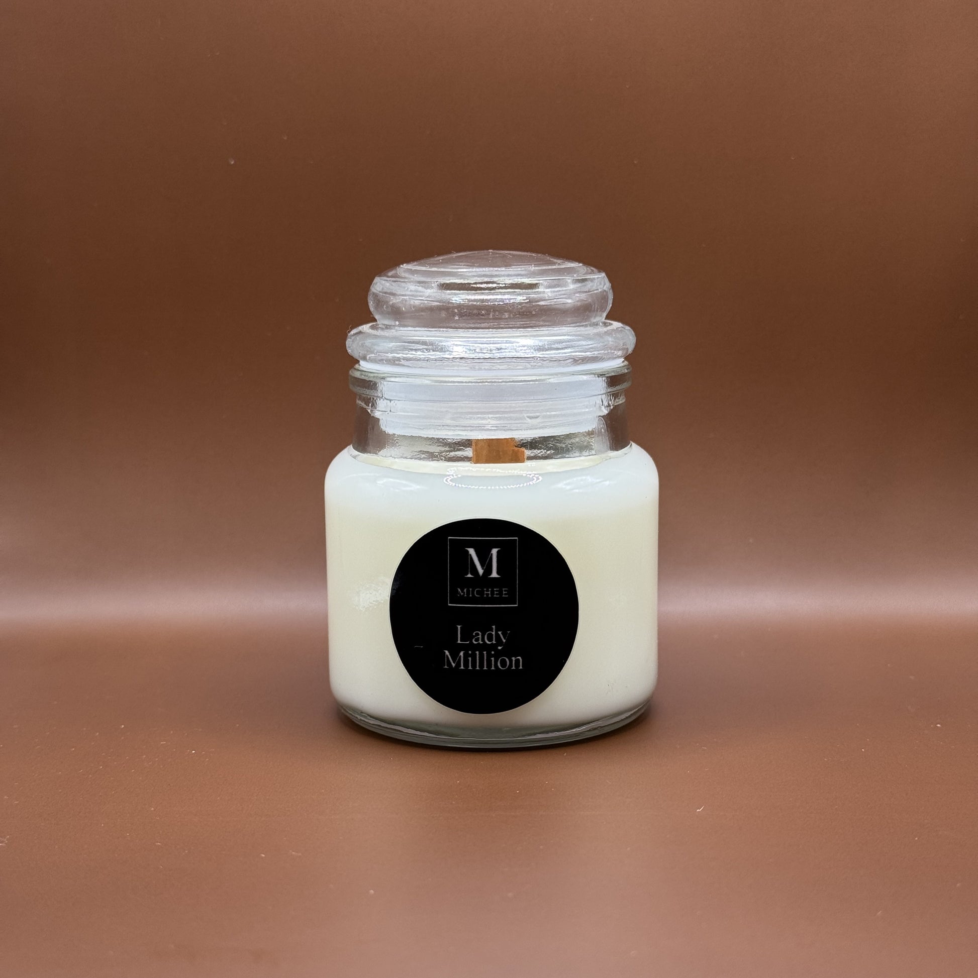 Lumânare parfumată MICHEE Halo Lady Million, recipient din sticlă transparentă cu capac, ceară de soia, fitil din lemn