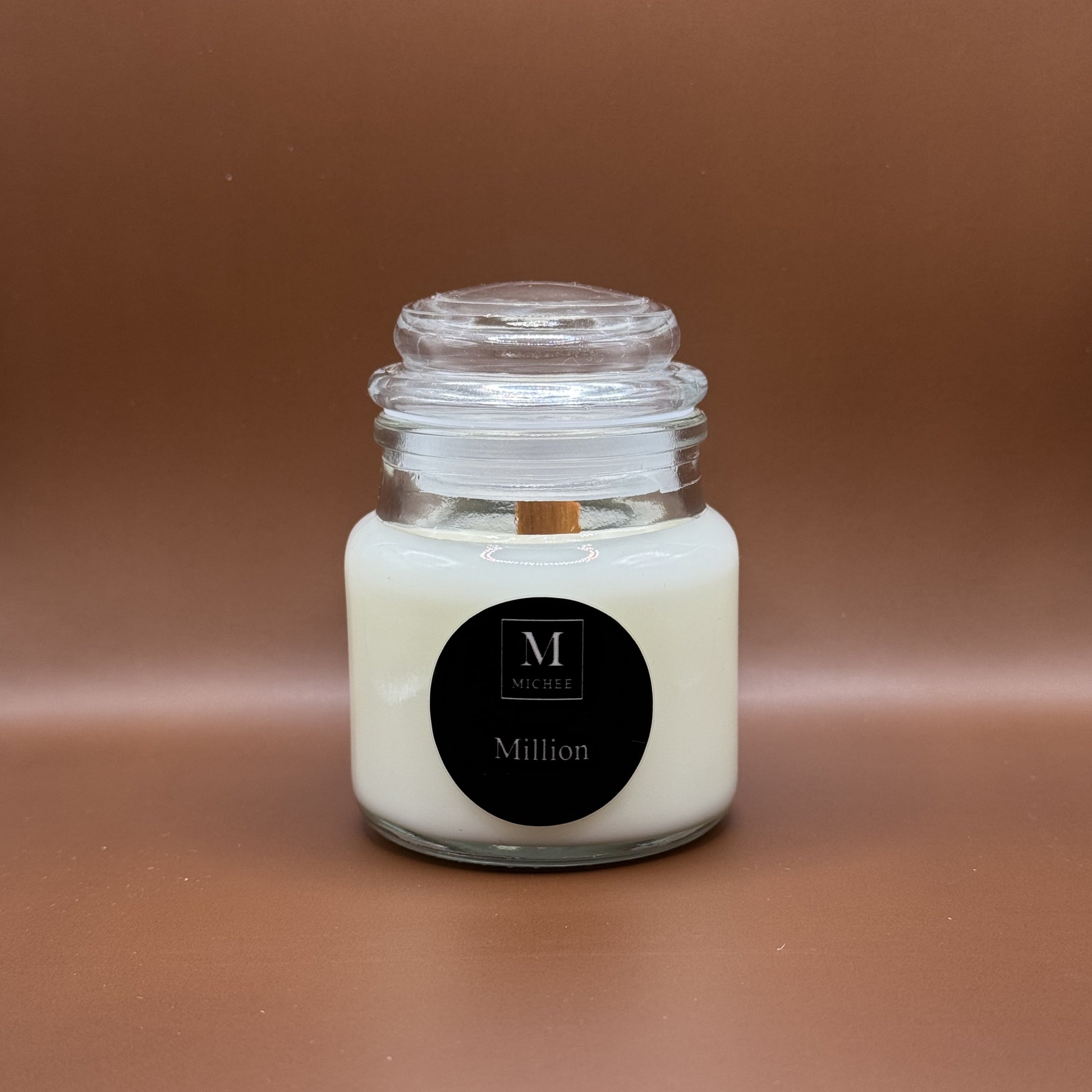 Lumânare parfumată MICHEE Halo Million, recipient din sticlă transparentă cu capac, ceară de soia, fitil din lemn, One Million