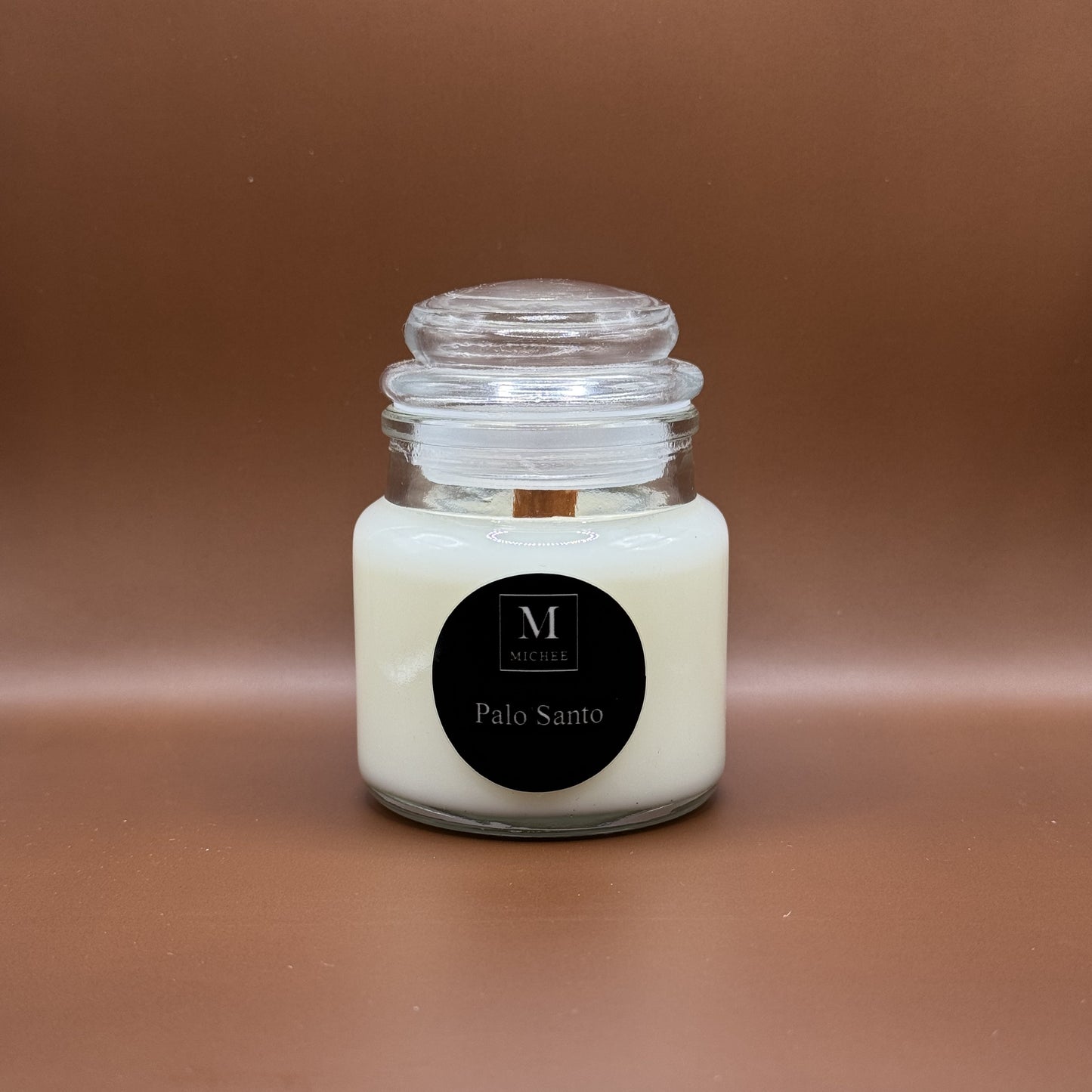 Lumânare parfumată MICHEE Halo Palo Santo, recipient din sticlă transparentă cu capac, ceară de soia, fitil din lemn, lemn sfânt