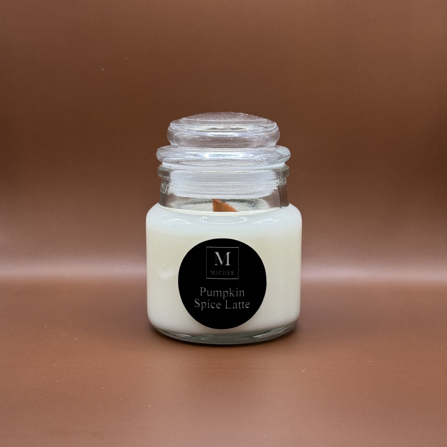 Lumânare parfumată MICHEE Halo Pumpkin Spice Latte, recipient din sticlă transparentă cu capac, ceară de soia, fitil din lemn, dovleac și cafea cu lapte