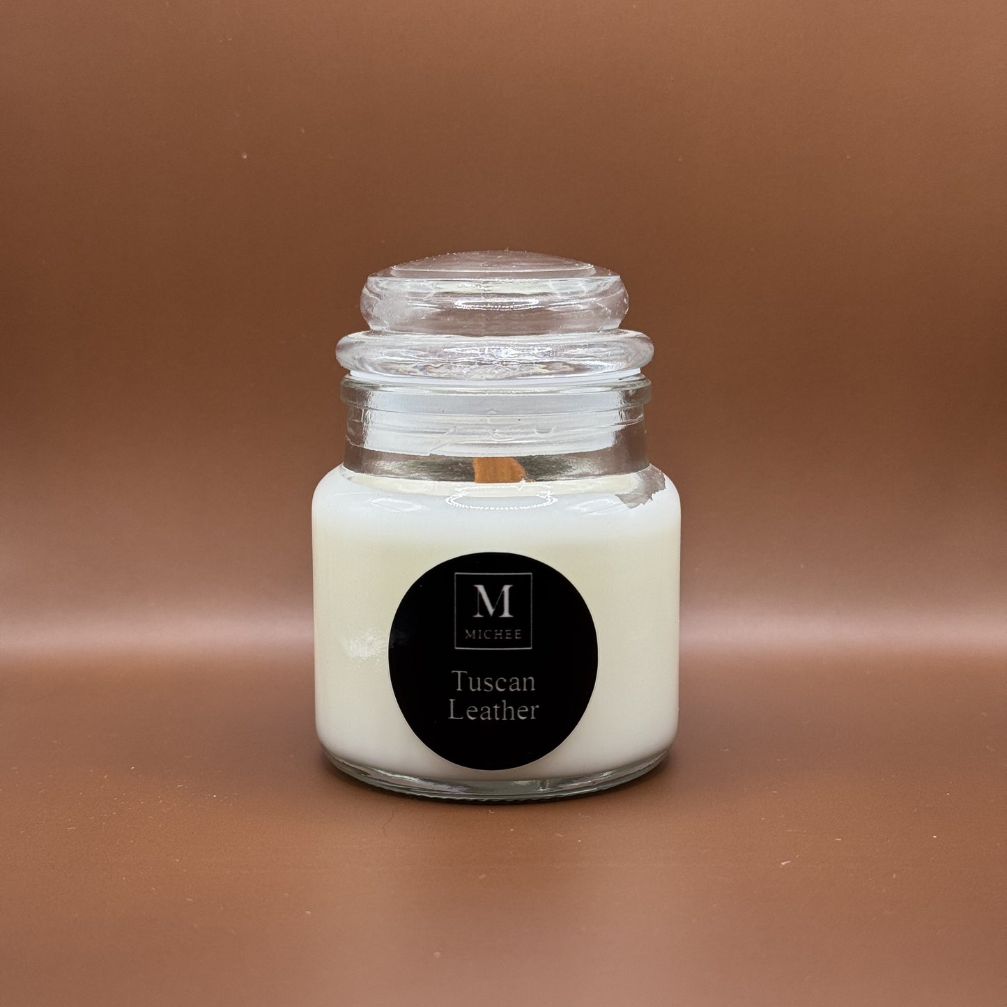 Lumânare parfumată MICHEE Halo Tuscan Leather, recipient din sticlă transparentă cu capac, ceară de soia, fitil din lemn, piele