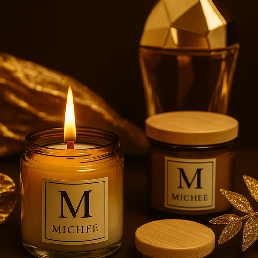 Lumânare parfumată MICHEE Lady Million, recipient elegant din sticlă transparentă, ceară de soia, fitil din lemn