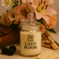 Lumanare parfumata MICHEE Lady Bloom cu fitil de lemn, aroma florala de frezie, crin si mure, in recipient elegant din sticla, produsa in Republica Moldova
