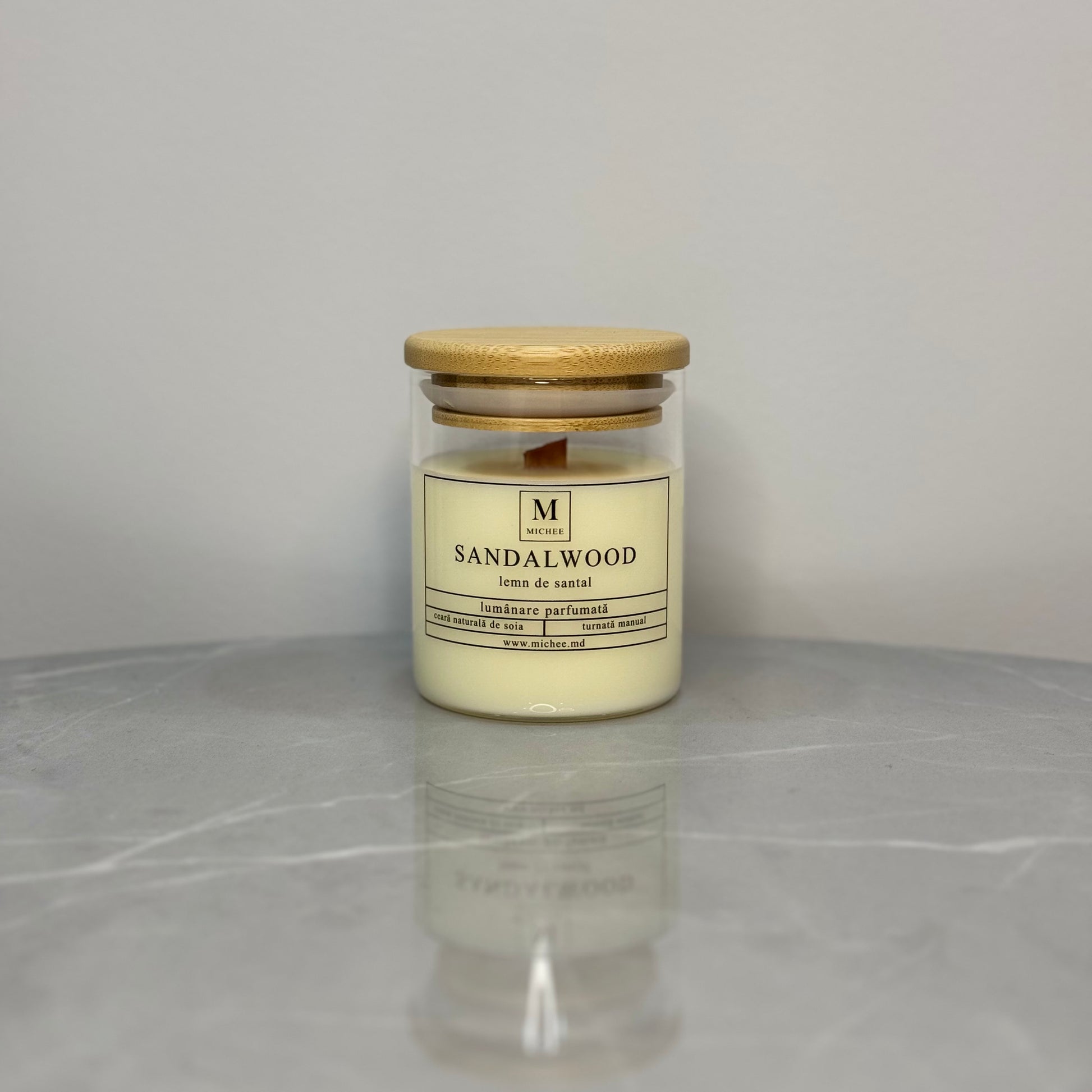 Lumanare parfumata MICHEE Vela Sandalwood din ceara naturala de soia, cu fitil de lemn, aroma lemnoasa de santal si ambra, realizata manual in Republica Moldova, Chisinau