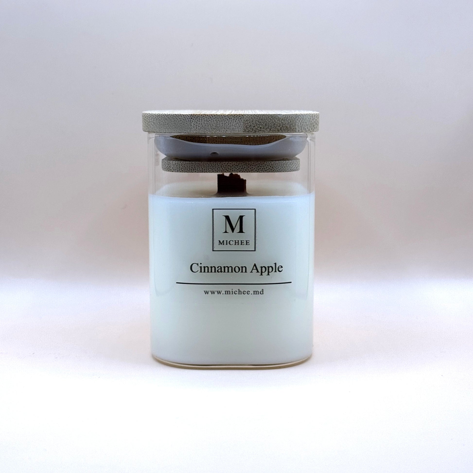 Lumânare parfumată MICHEE Nordic Cinnamon Apple, recipient din sticlă transparentă cu capac, ceară de soia, fitil din lemn, măr și scorțișoară
