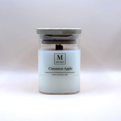 Lumânare parfumată MICHEE Nordic Cinnamon Apple, recipient din sticlă transparentă cu capac, ceară de soia, fitil din lemn, măr și scorțișoară