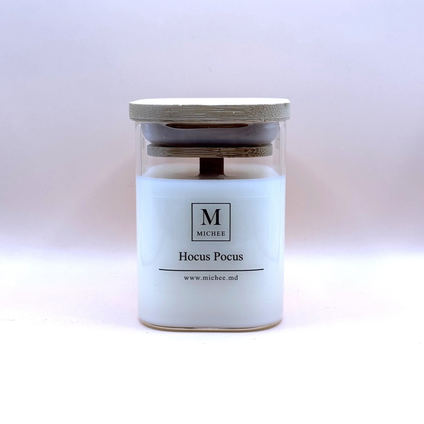 Lumânare parfumată MICHEE Nordic Hocus Pocus, recipient din sticlă transparentă cu capac, ceară de soia, fitil din lemn, dovleac, cassia, sirop de arțar