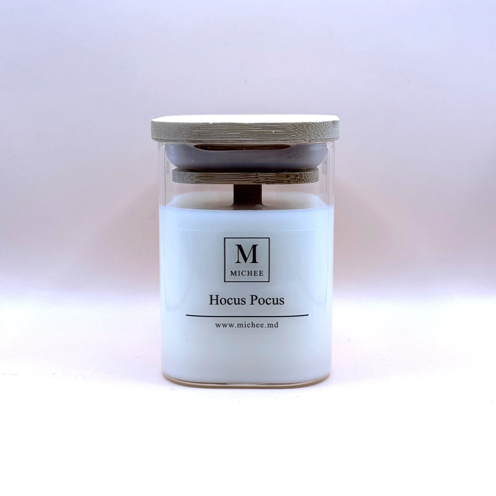 Lumânare parfumată MICHEE Nordic Hocus Pocus, recipient din sticlă transparentă cu capac, ceară de soia, fitil din lemn, dovleac, cassia, sirop de arțar