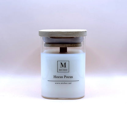 Lumânare parfumată MICHEE Nordic Hocus Pocus, recipient din sticlă transparentă cu capac, ceară de soia, fitil din lemn, dovleac, cassia, sirop de arțar