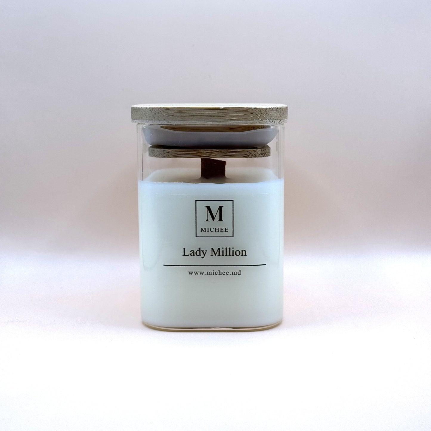 Lumânare parfumată MICHEE Nordic Lady Million, recipient din sticlă transparentă cu capac, ceară de soia, fitil din lemn