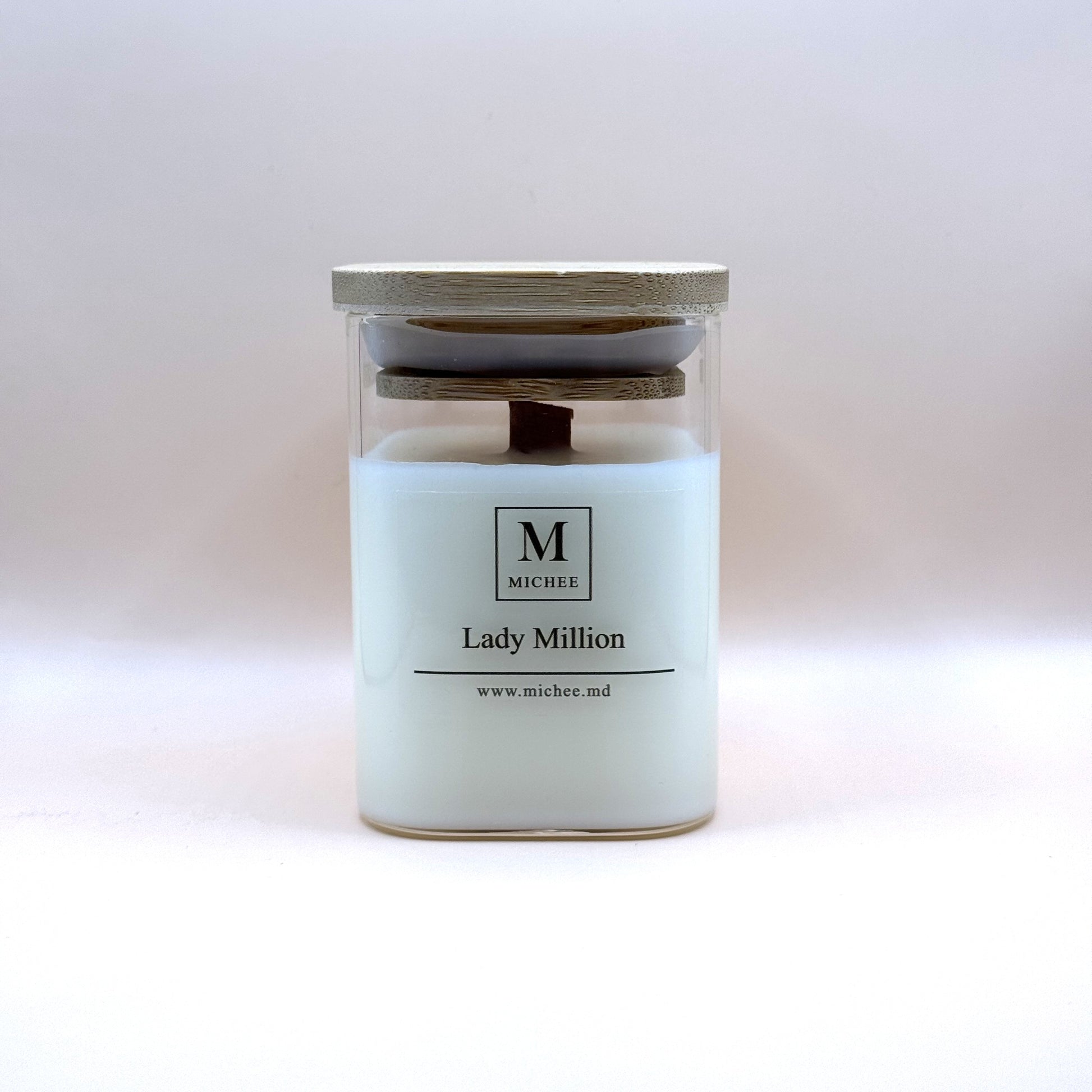 Lumânare parfumată MICHEE Nordic Lady Million, recipient din sticlă transparentă cu capac, ceară de soia, fitil din lemn