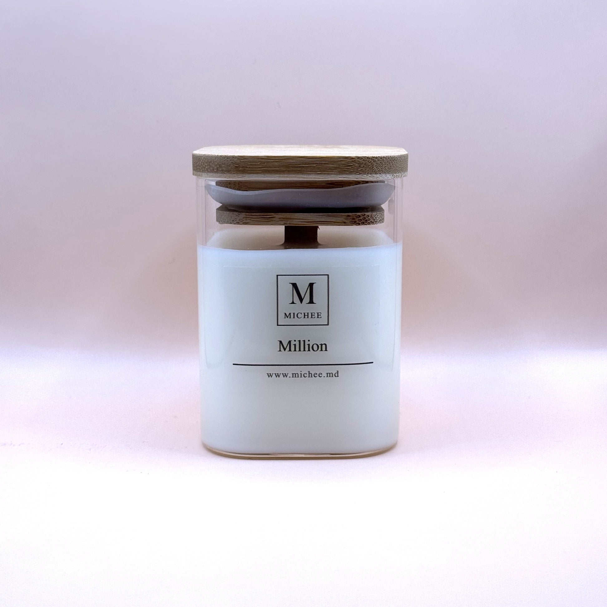 Lumânare parfumată MICHEE Nordic  Million, recipient din sticlă transparentă cu capac, ceară de soia, fitil din lemn, One Million