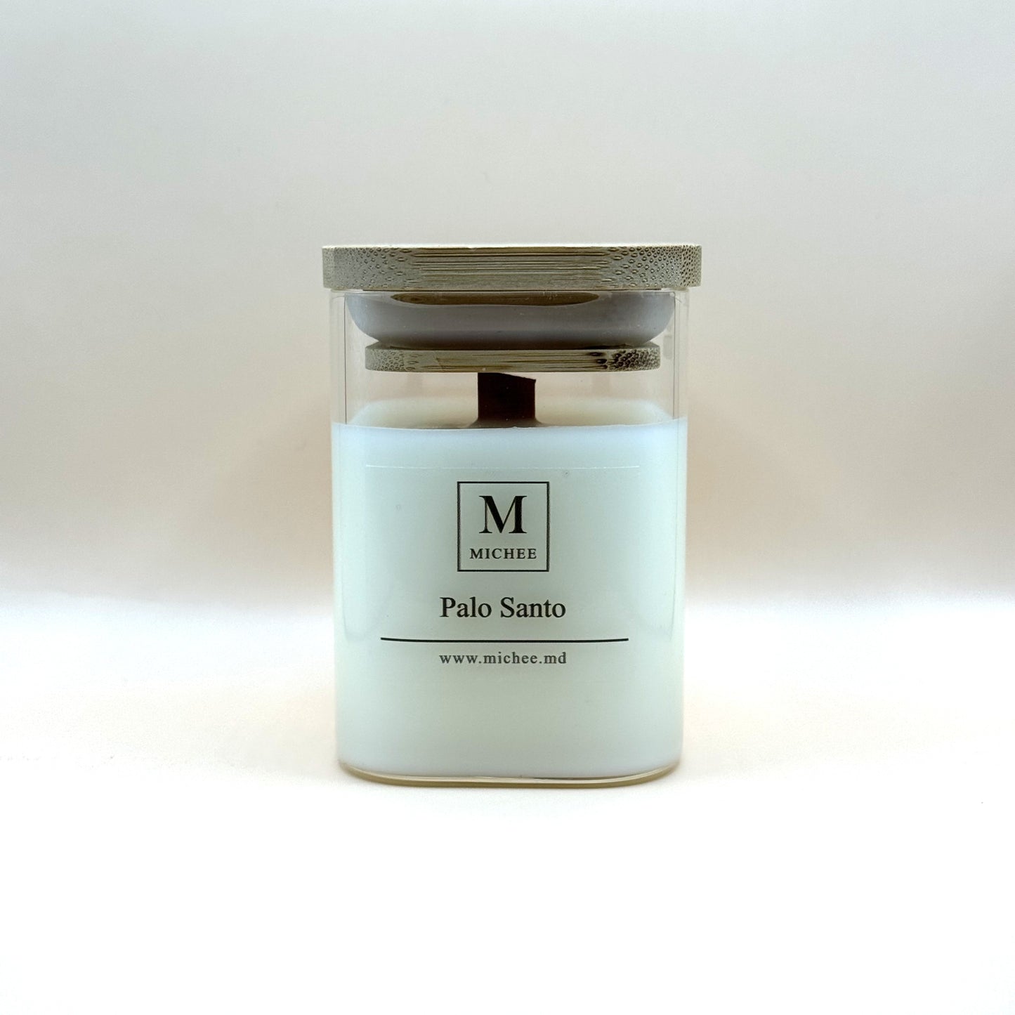 Lumânare parfumată MICHEE Nordic Palo Santo, recipient din sticlă transparentă cu capac, ceară de soia, fitil din lemn, lemn sfânt