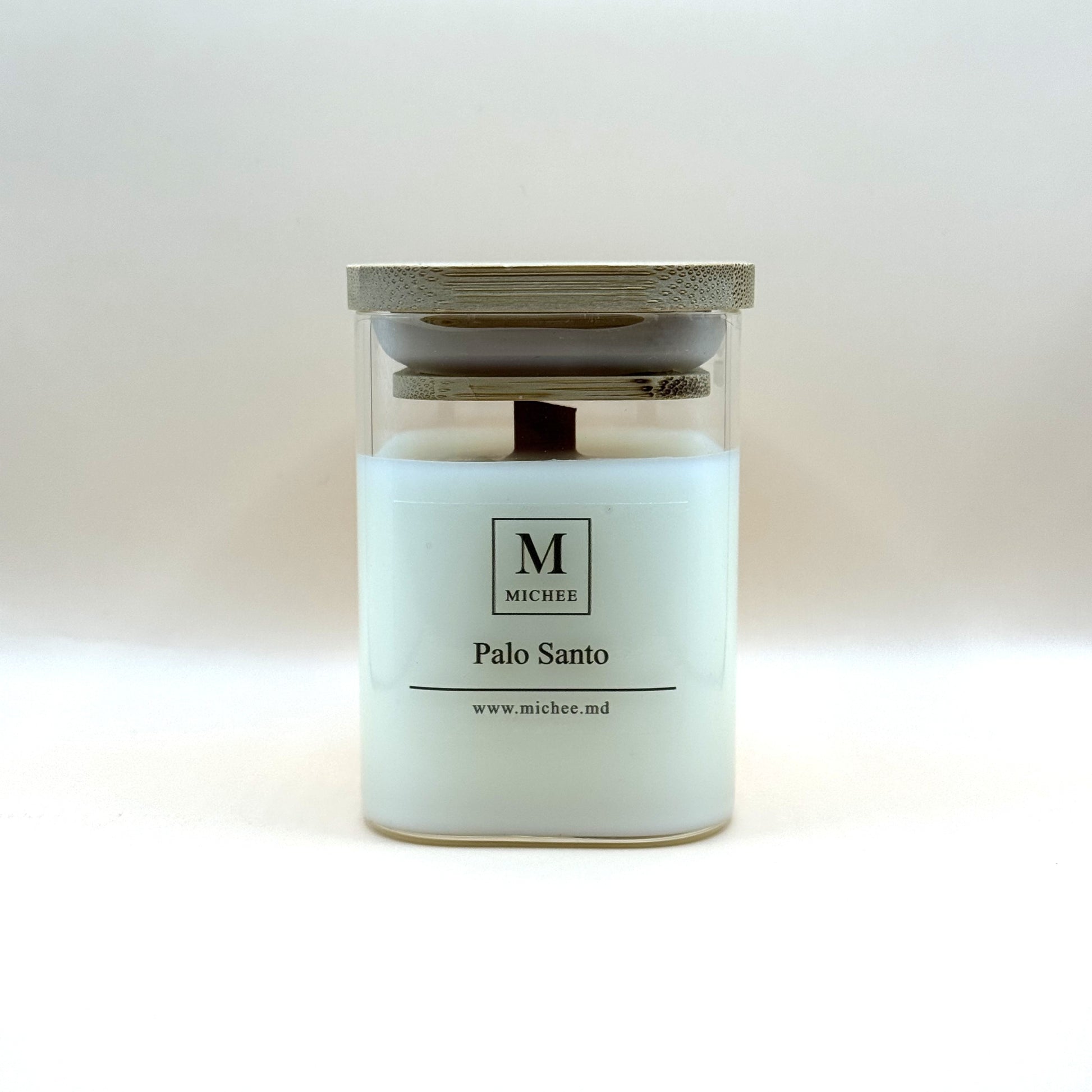 Lumânare parfumată MICHEE Nordic Palo Santo, recipient din sticlă transparentă cu capac, ceară de soia, fitil din lemn, lemn sfânt