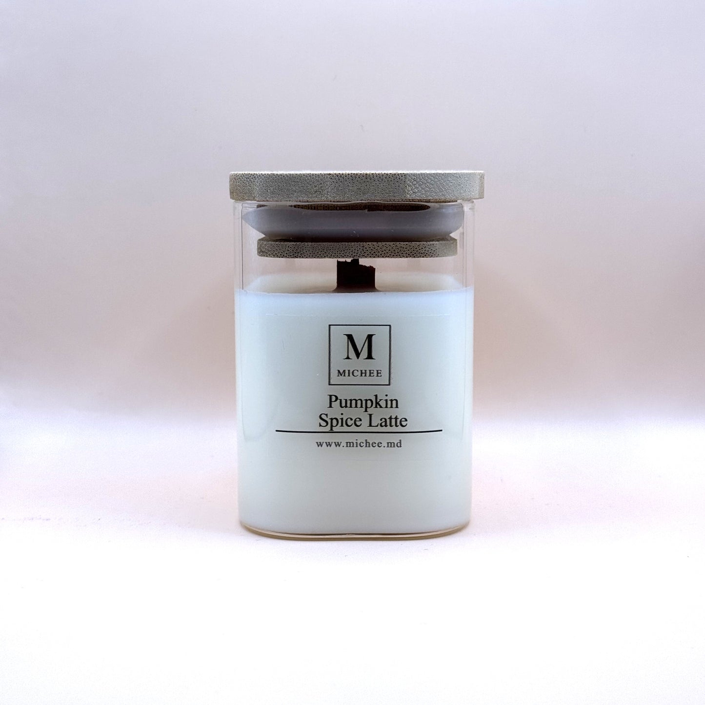 Lumânare parfumată MICHEE Nordic Pumpkin Spice Latte, recipient din sticlă transparentă cu capac, ceară de soia, fitil din lemn, dovleac și cafea cu lapte