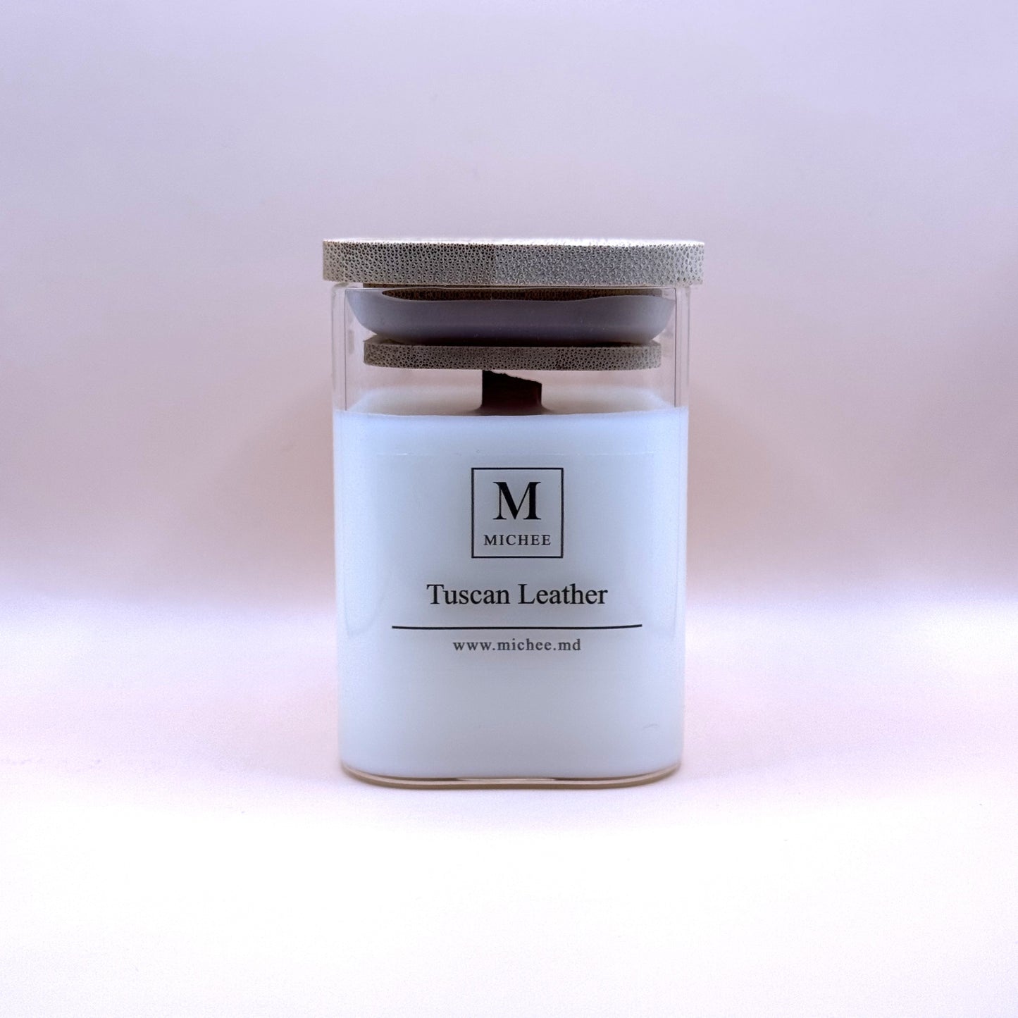 Lumânare parfumată MICHEE Nordic Tuscan Leather, recipient din sticlă transparentă cu capac, ceară de soia, fitil din lemn, piele