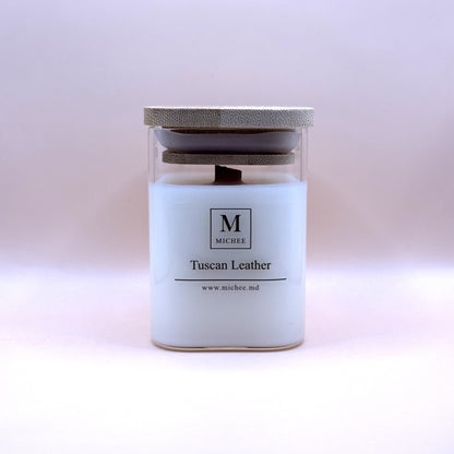 Lumânare parfumată MICHEE Nordic Tuscan Leather, recipient din sticlă transparentă cu capac, ceară de soia, fitil din lemn, piele