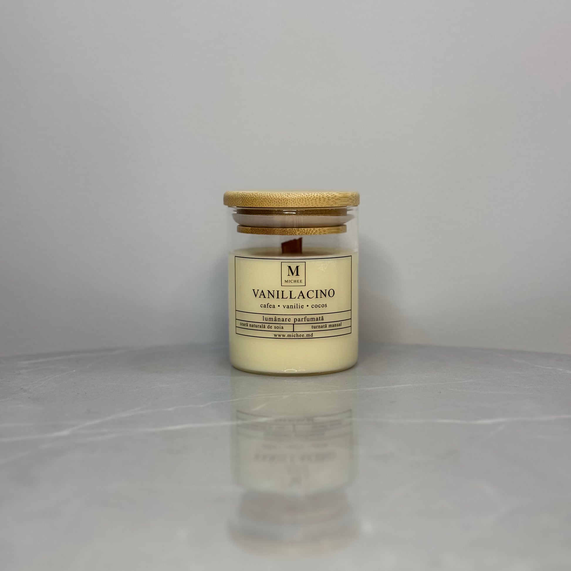 Lumanare parfumata MICHEE Vela Vanillacino din ceara naturala de soia, cu fitil de lemn, parfum de cafea, vanilie si cocos, realizata manual in Republica Moldova, Chisinau